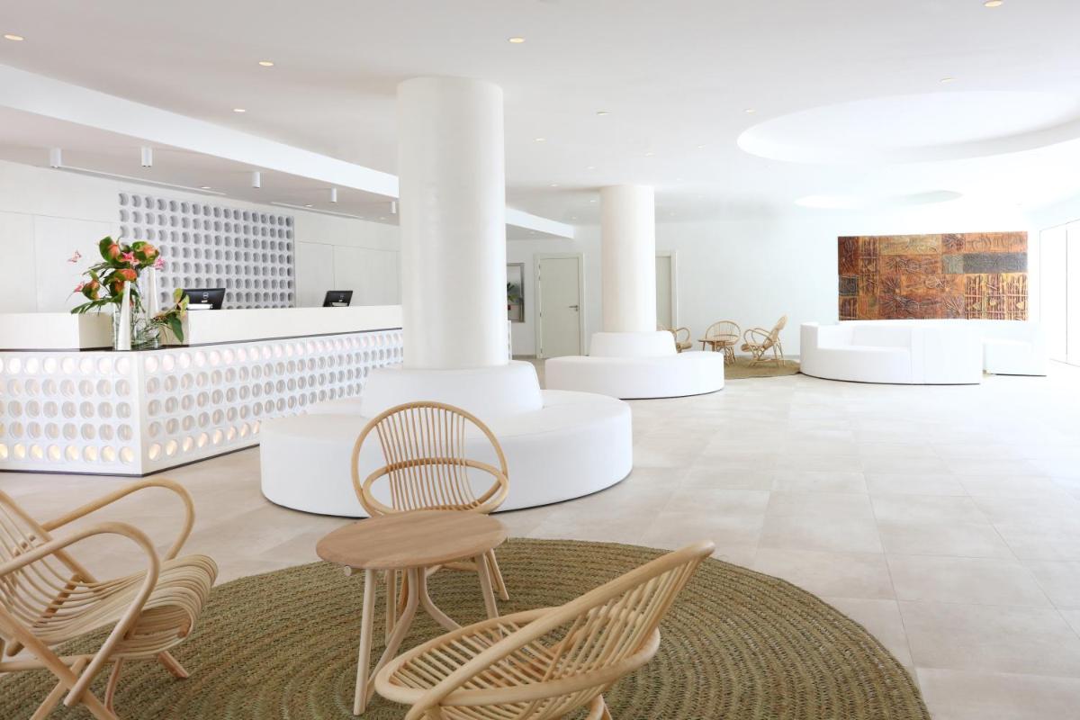 Zona de estar de Iberostar Selection Santa Eulalia Adults-Only Ibiza