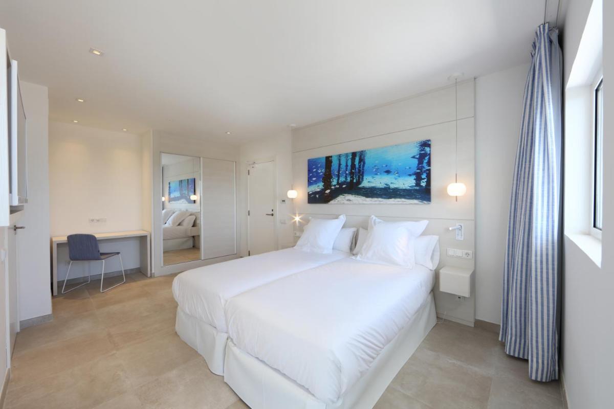 Cama o camas de una habitación en Iberostar Selection Santa Eulalia Adults-Only Ibiza