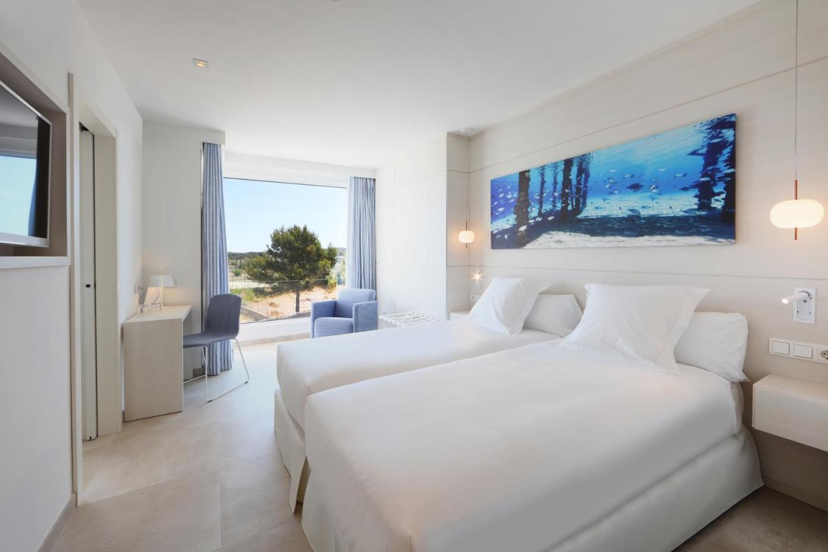 Cama o camas de una habitación en Iberostar Selection Santa Eulalia Adults-Only Ibiza