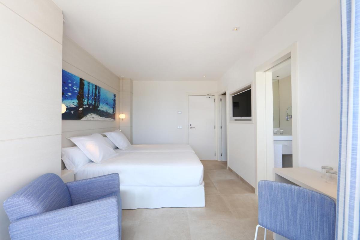 Una televisión o centro de entretenimiento en Iberostar Selection Santa Eulalia Adults-Only Ibiza