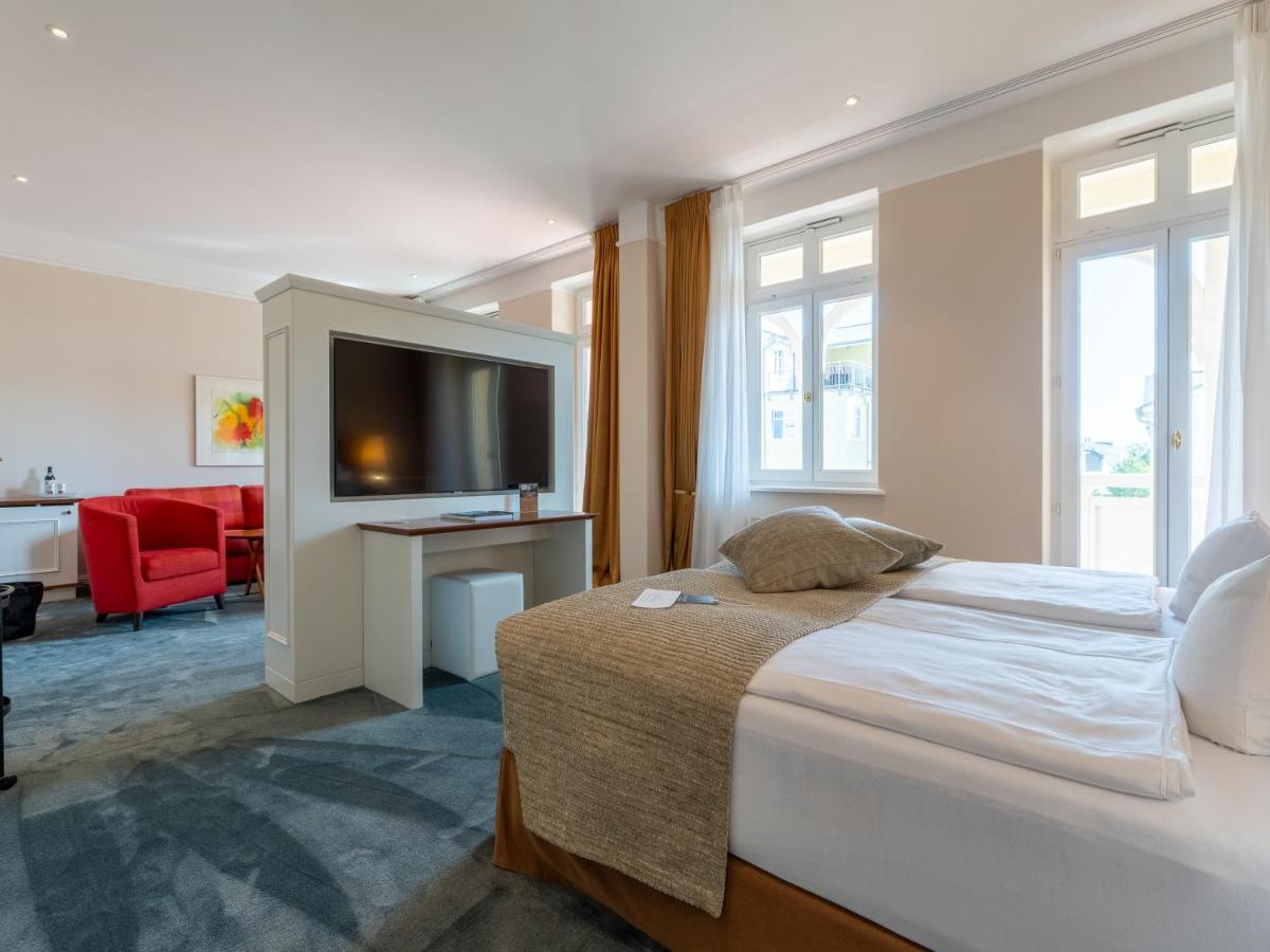 Ein Bett oder Betten in einem Zimmer der Unterkunft ROEWERS Privathotel & Spa