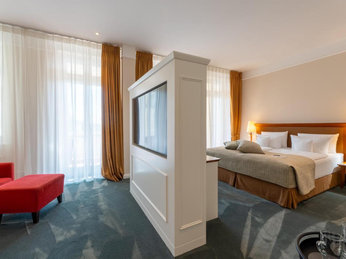 Ein Bett oder Betten in einem Zimmer der Unterkunft ROEWERS Privathotel & Spa