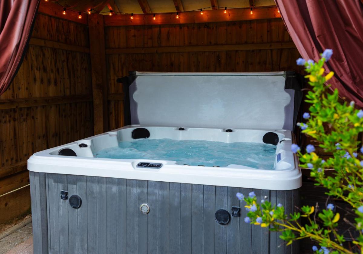 City to Country Retreat Luxury Cottage with Hot Tub - Housity