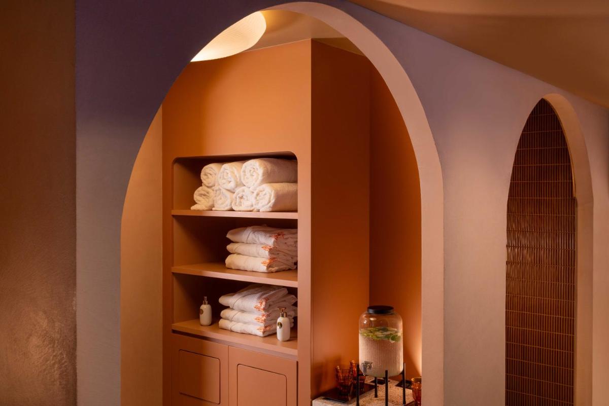 une salle de bain avec une niche voûtée avec des serviettes dans l'établissement Belinda Hôtel & Spa, à Paris