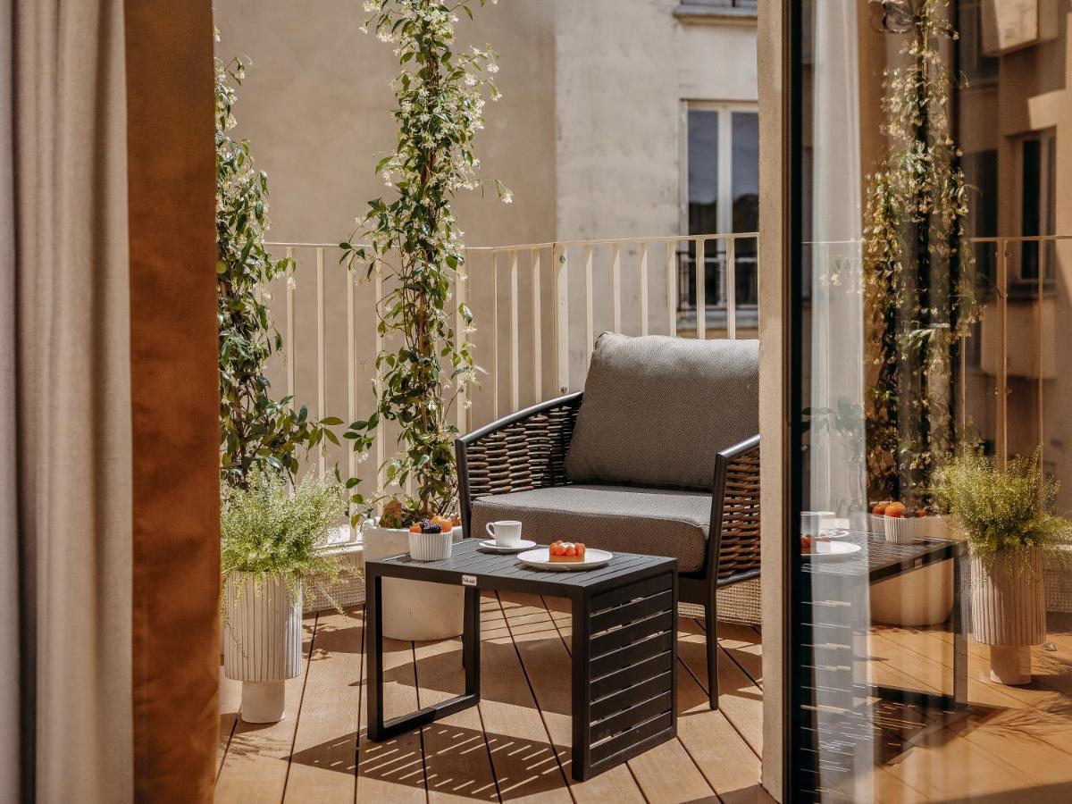d'une terrasse avec une chaise et une table sur un balcon. dans l'établissement Hôtel Barnett Paris, à Paris