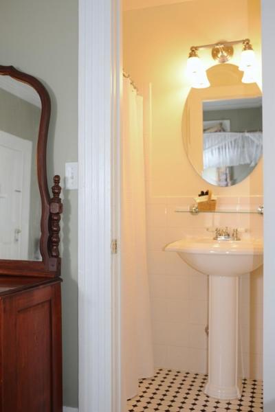 Yankee Peddler Inn - Housity