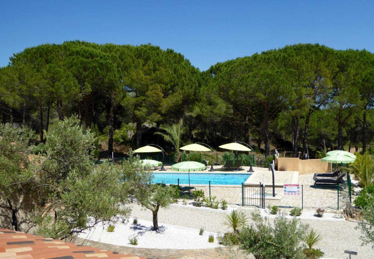 Piscine de l'établissement Auberge Val Moureze Hôtel & Spa ou située à proximité
