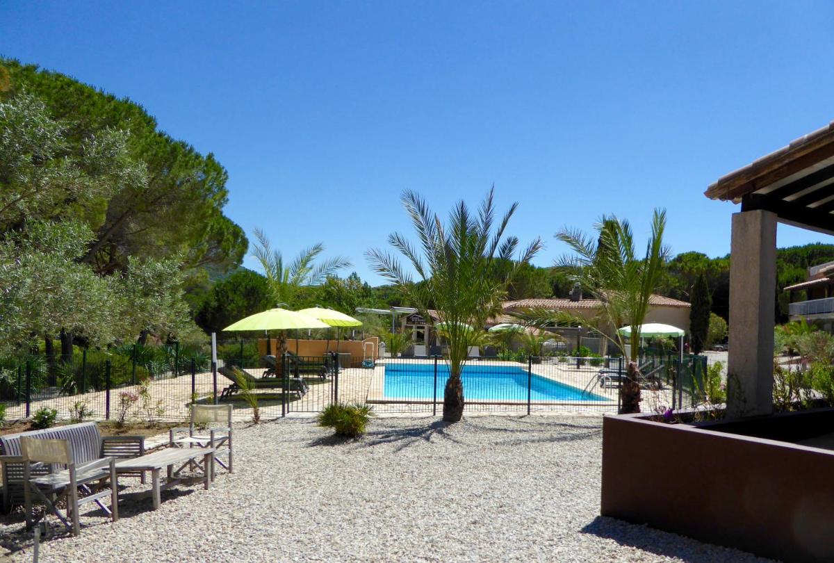 Piscine de l'établissement Auberge Val Moureze Hôtel & Spa ou située à proximité