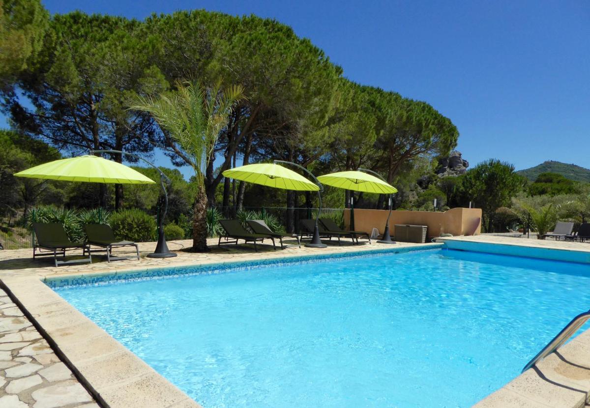 Piscine de l'établissement Auberge Val Moureze Hôtel & Spa ou située à proximité
