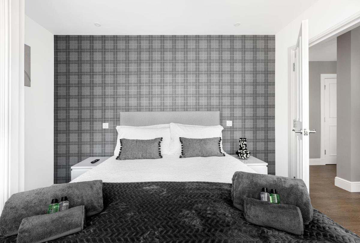 Castle Street Apartments - Luxury Kerrycroy Ground Floor Apartment - Housity