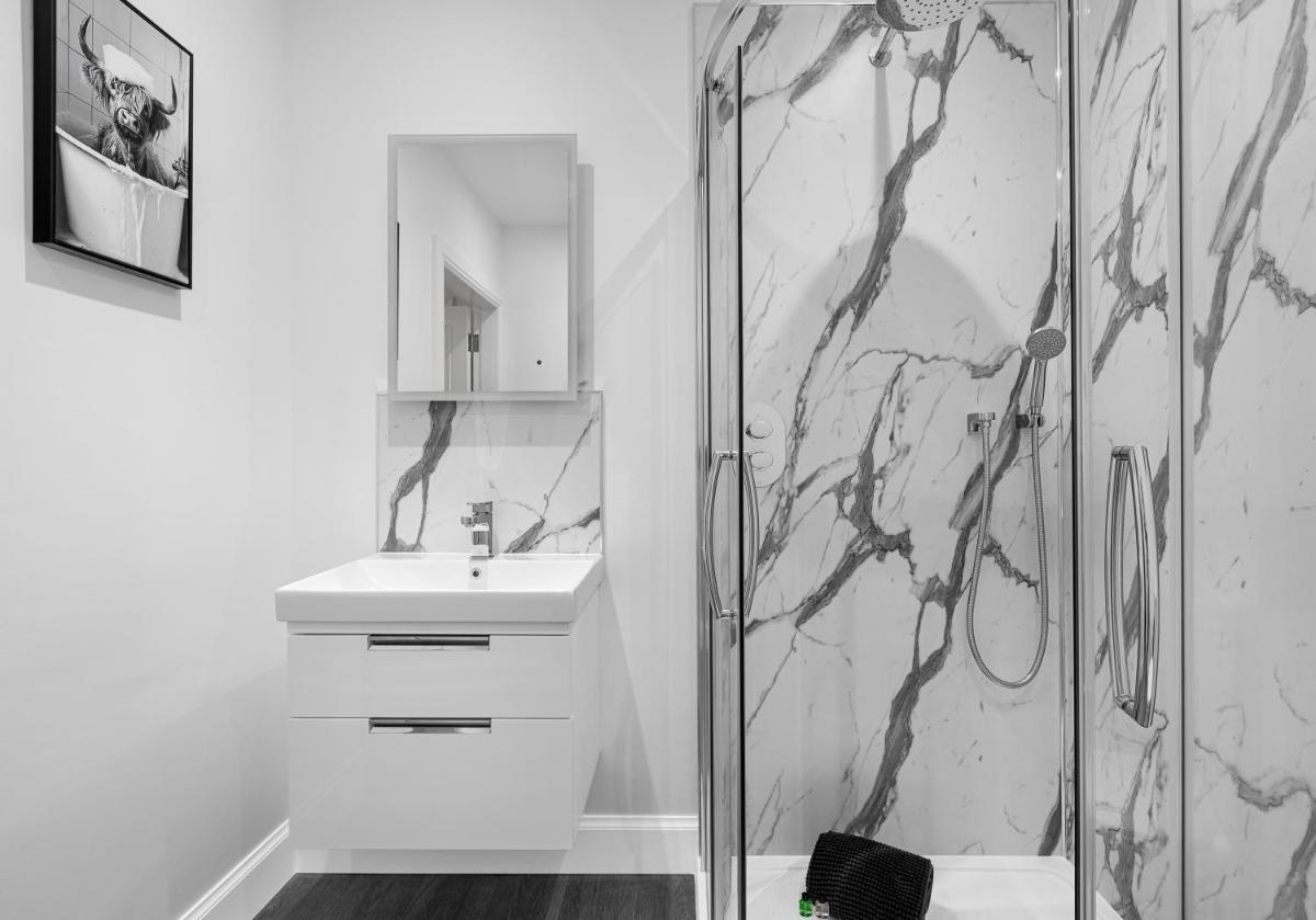 Castle Street Apartments - Luxury Kerrycroy Ground Floor Apartment - Housity