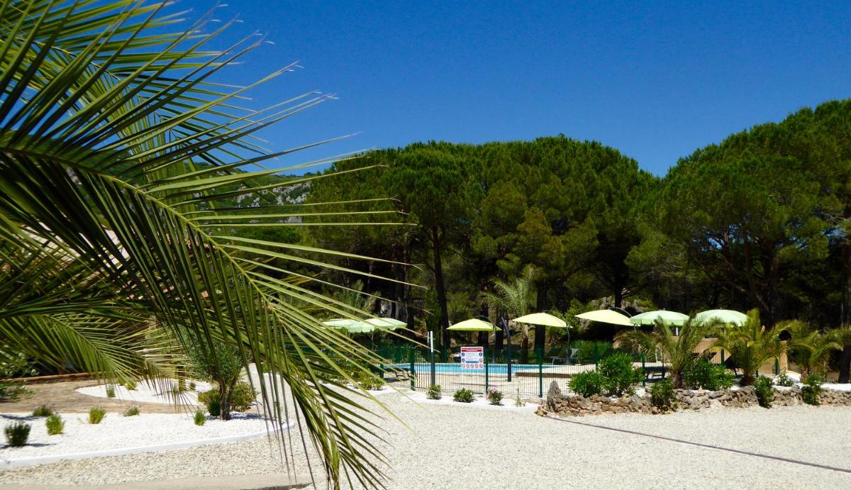 Piscine de l'établissement Auberge Val Moureze Hôtel & Spa ou située à proximité