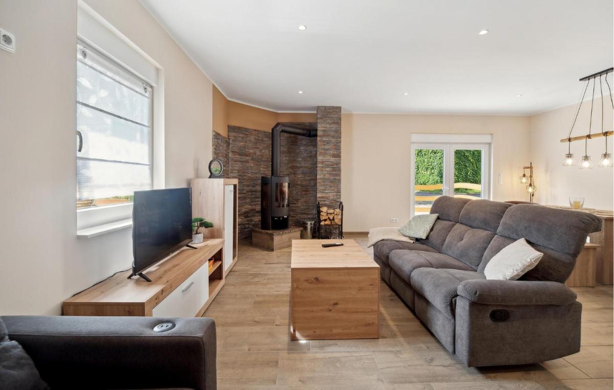 Cozy Home In Großbreitenbach With Wifi - Housity