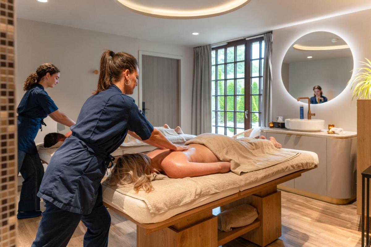 deux femmes dans une chambre avec un patient sur un lit dans l'établissement La Maison OBONO Hôtel & Spa, au Bono 168 autres photos