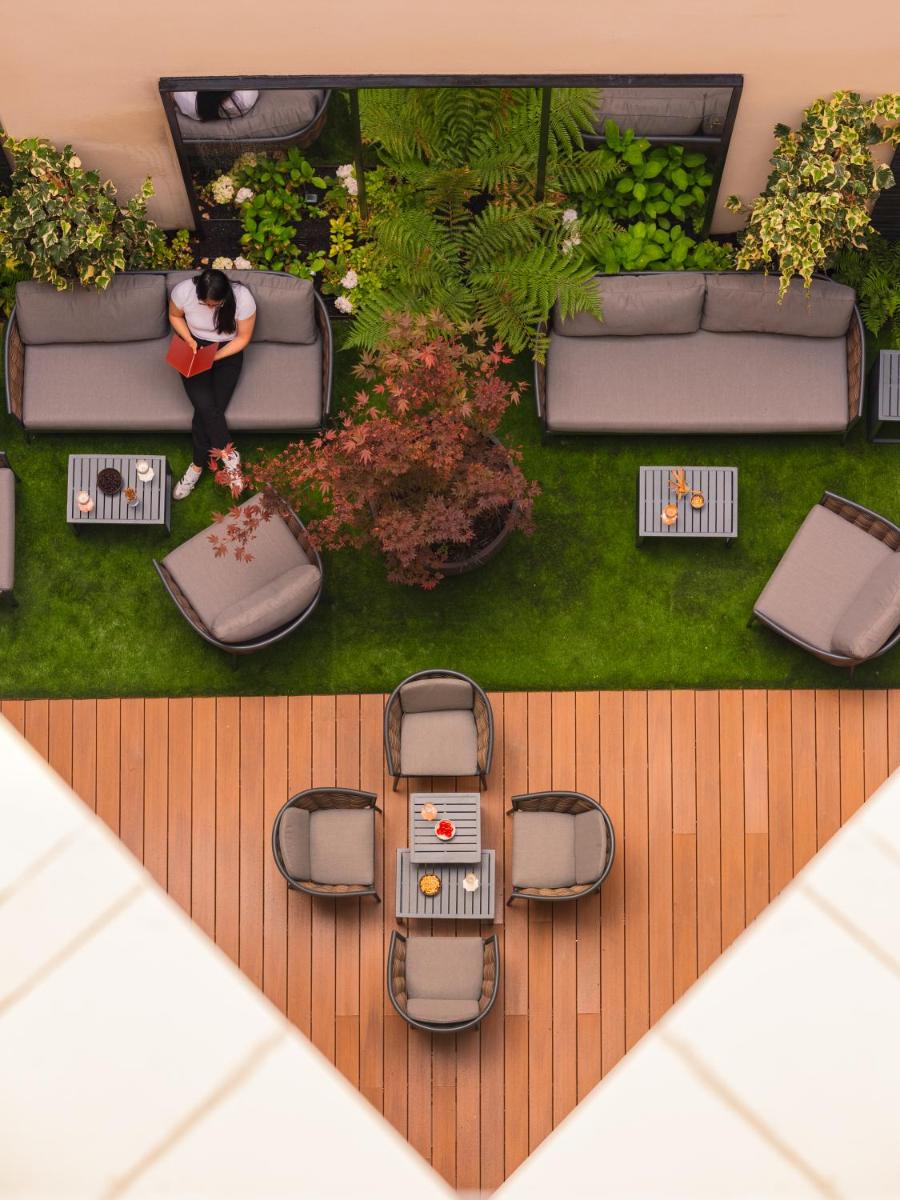 une vue aérienne d'une voiture dans un jardin dans l'établissement Hôtel Barnett Paris, à Paris 32 autres photos