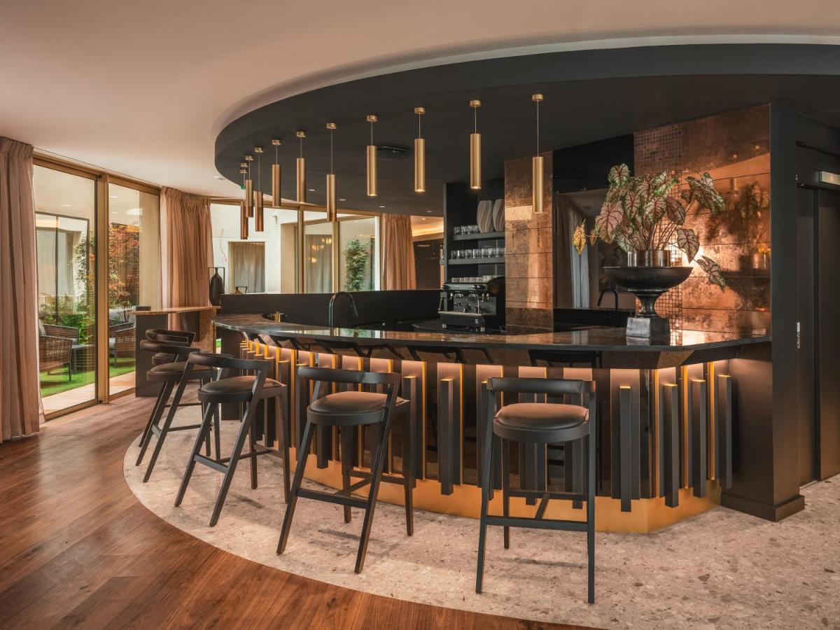 une cuisine avec un bar avec tabourets dans l'établissement Hôtel Barnett Paris, à Paris
