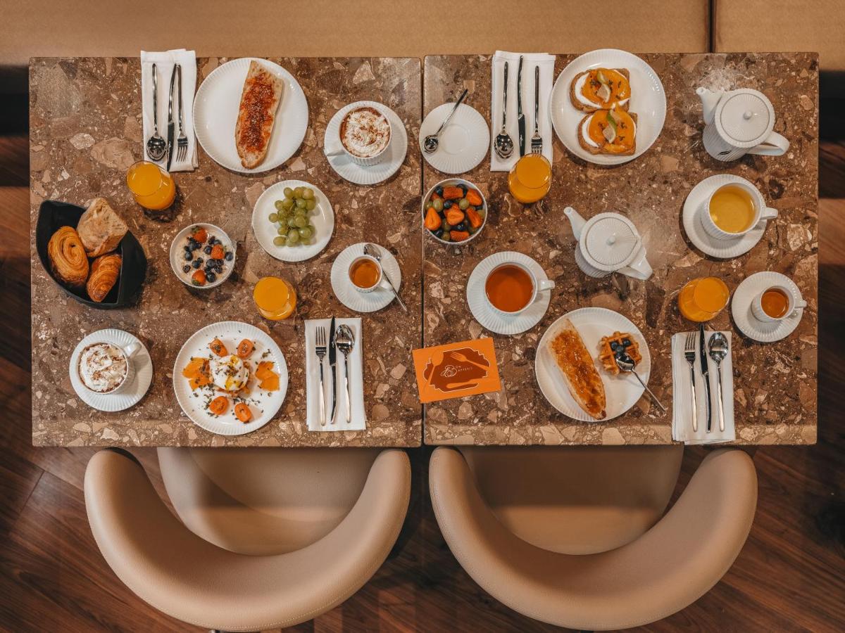 une table avec des assiettes de nourriture dans l'établissement Hôtel Barnett Paris, à Paris