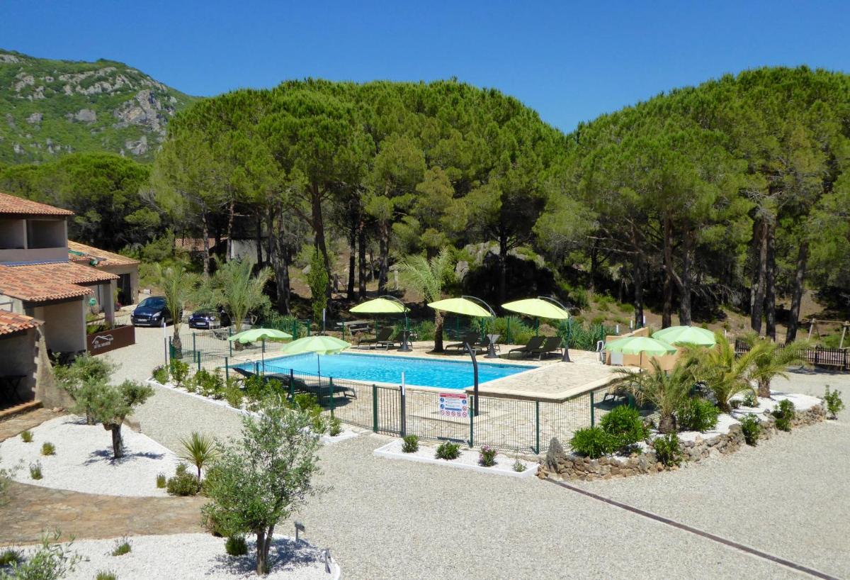 Piscine de l'établissement Auberge Val Moureze Hôtel & Spa ou située à proximité