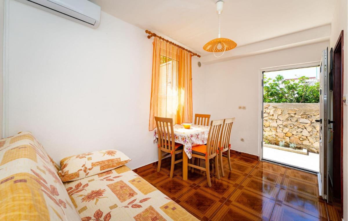 1 Bedroom Stunning Apartment In Razanac - Housity