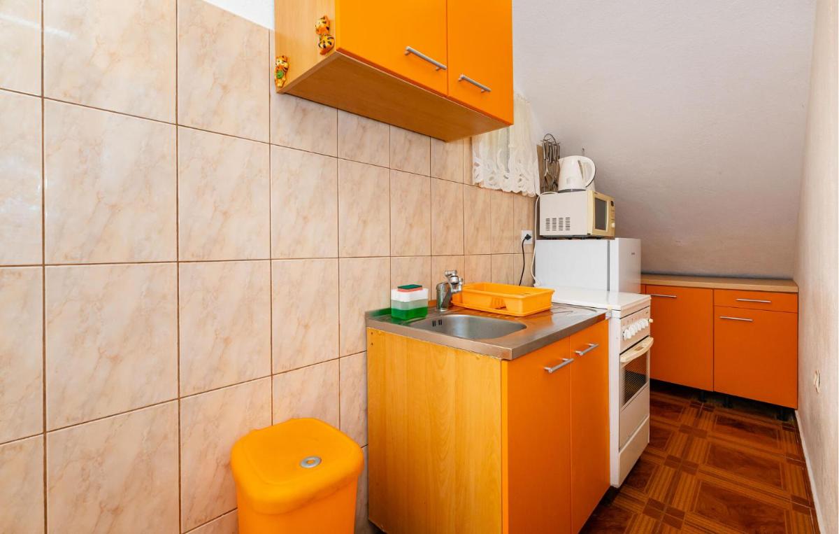 1 Bedroom Stunning Apartment In Razanac - Housity