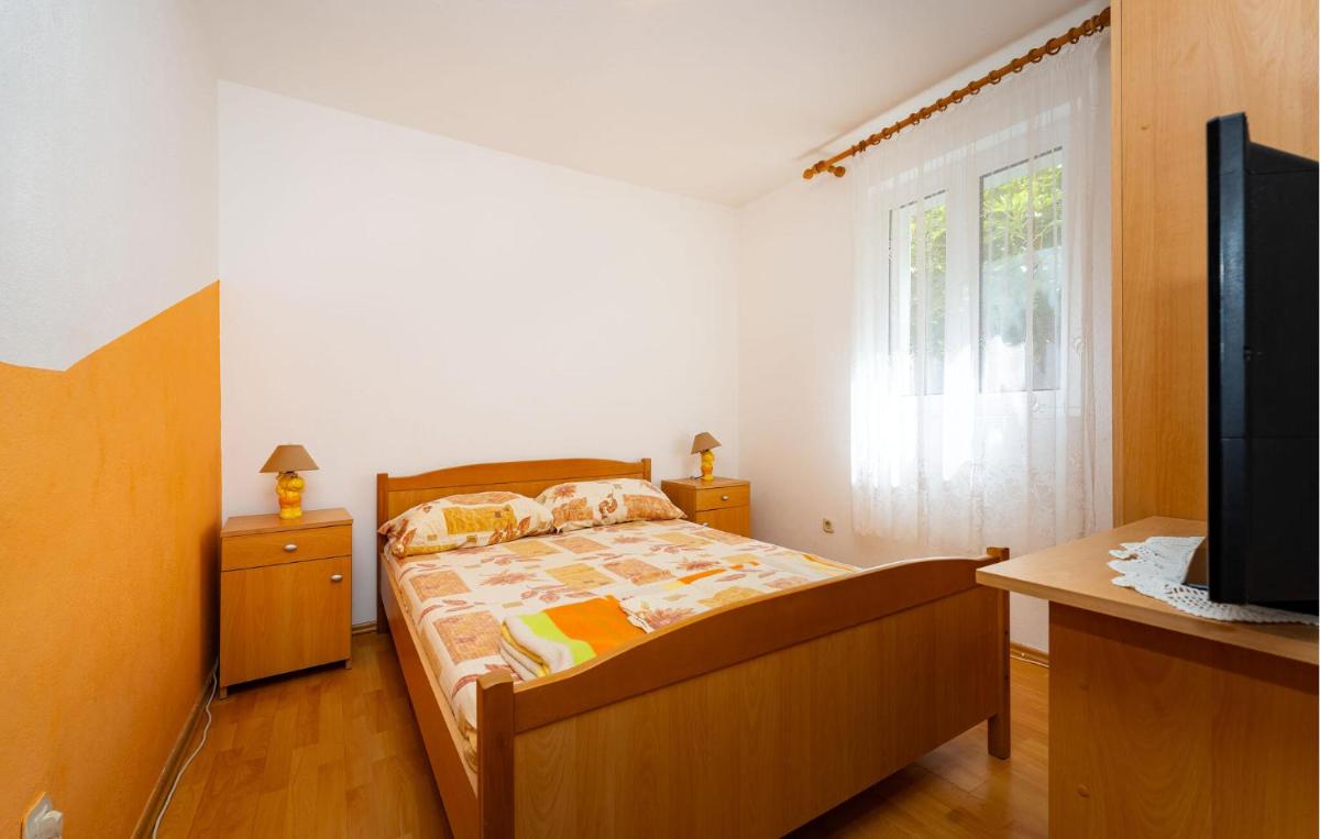 1 Bedroom Stunning Apartment In Razanac - Housity