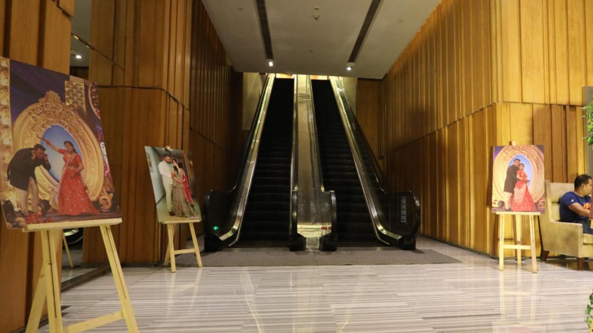 an escalator in a building with paintings on display at Holiday Inn New Delhi Mayur Vihar Noida by IHG in New Delhi an escalator in a building with paintings on display at Holiday Inn New Delhi Mayur Vihar Noida by IHG in New Delhi