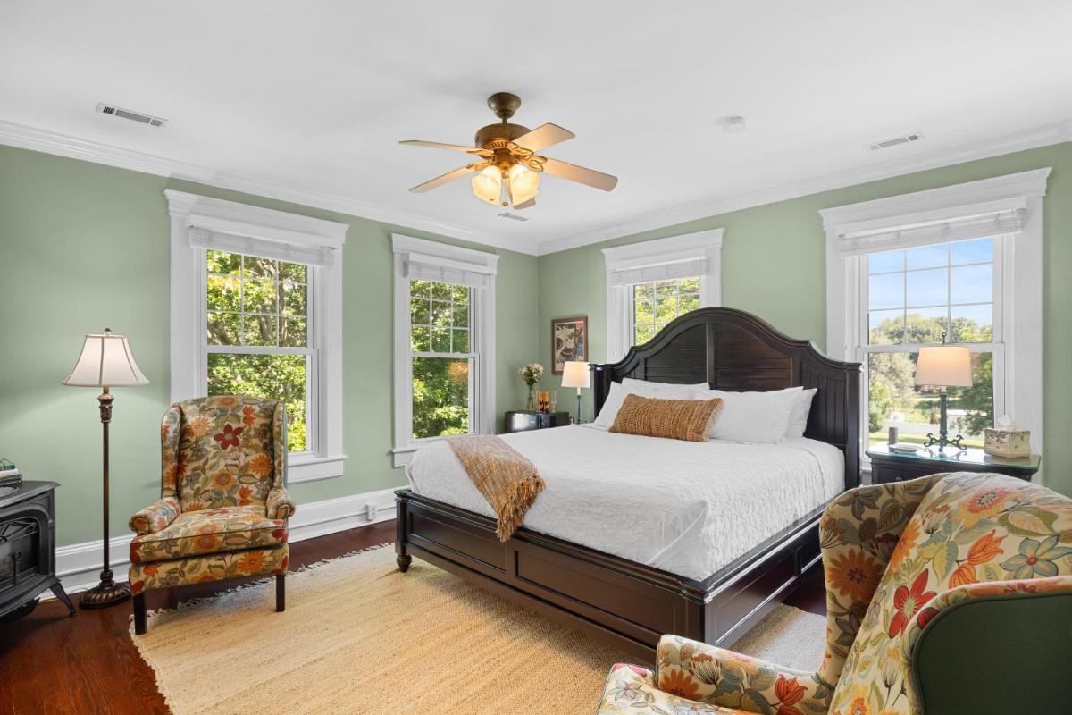 Steeles Tavern Manor Bed and Breakfast - Housity
