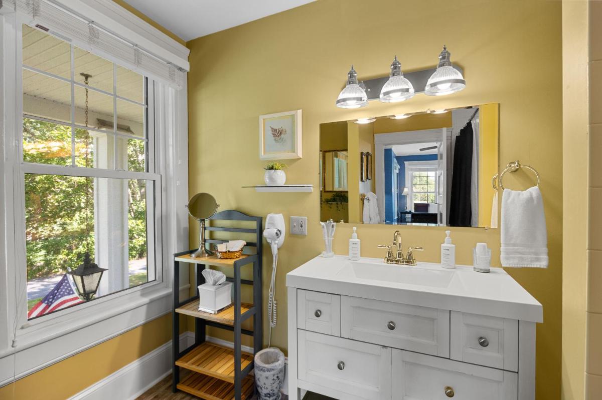Steeles Tavern Manor Bed and Breakfast - Housity