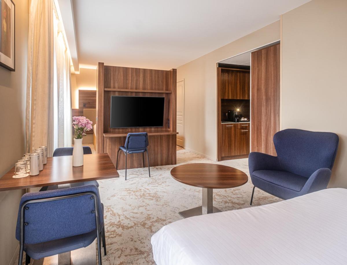 une chambre d'hôtel avec un lit, un bureau et une télévision dans l'établissement Château Belmont Tours by The Crest Collection, à Tours