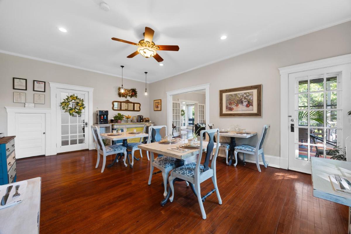 Steeles Tavern Manor Bed and Breakfast - Housity