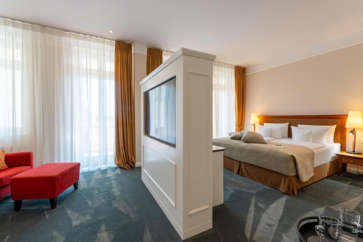 Ein Bett oder Betten in einem Zimmer der Unterkunft ROEWERS Privathotel & Spa
