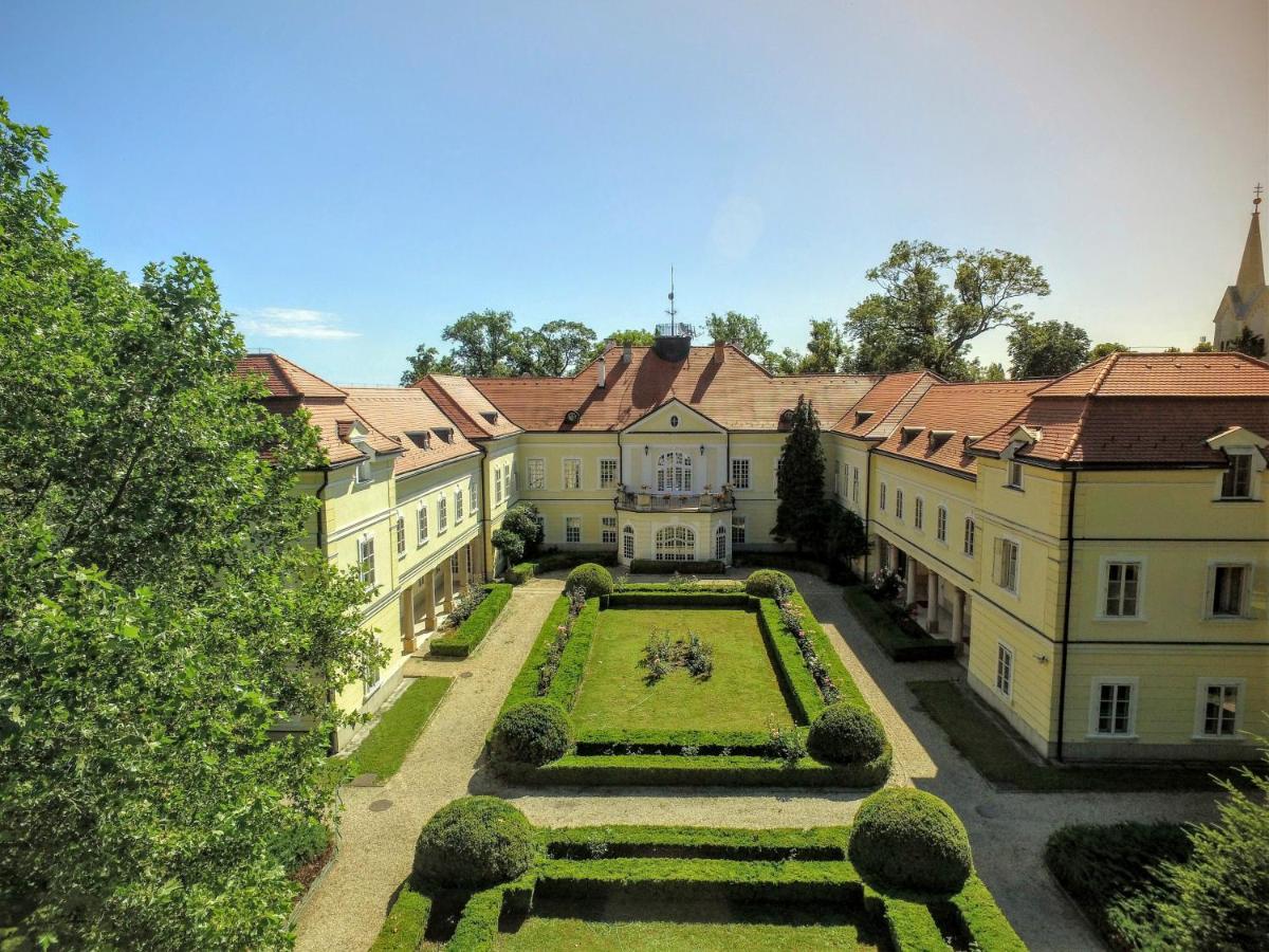 Szidónia Castle - Housity