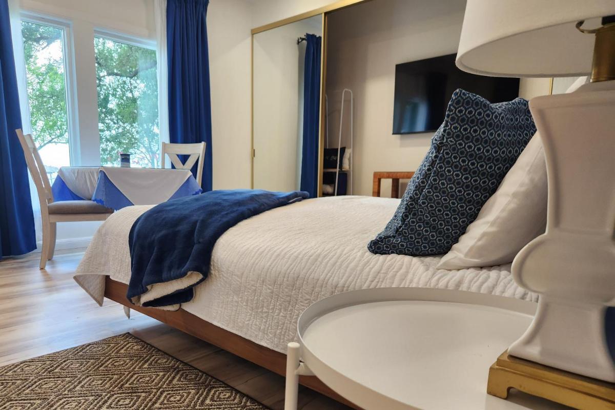 The Lakehouse on Clear Lake - Housity