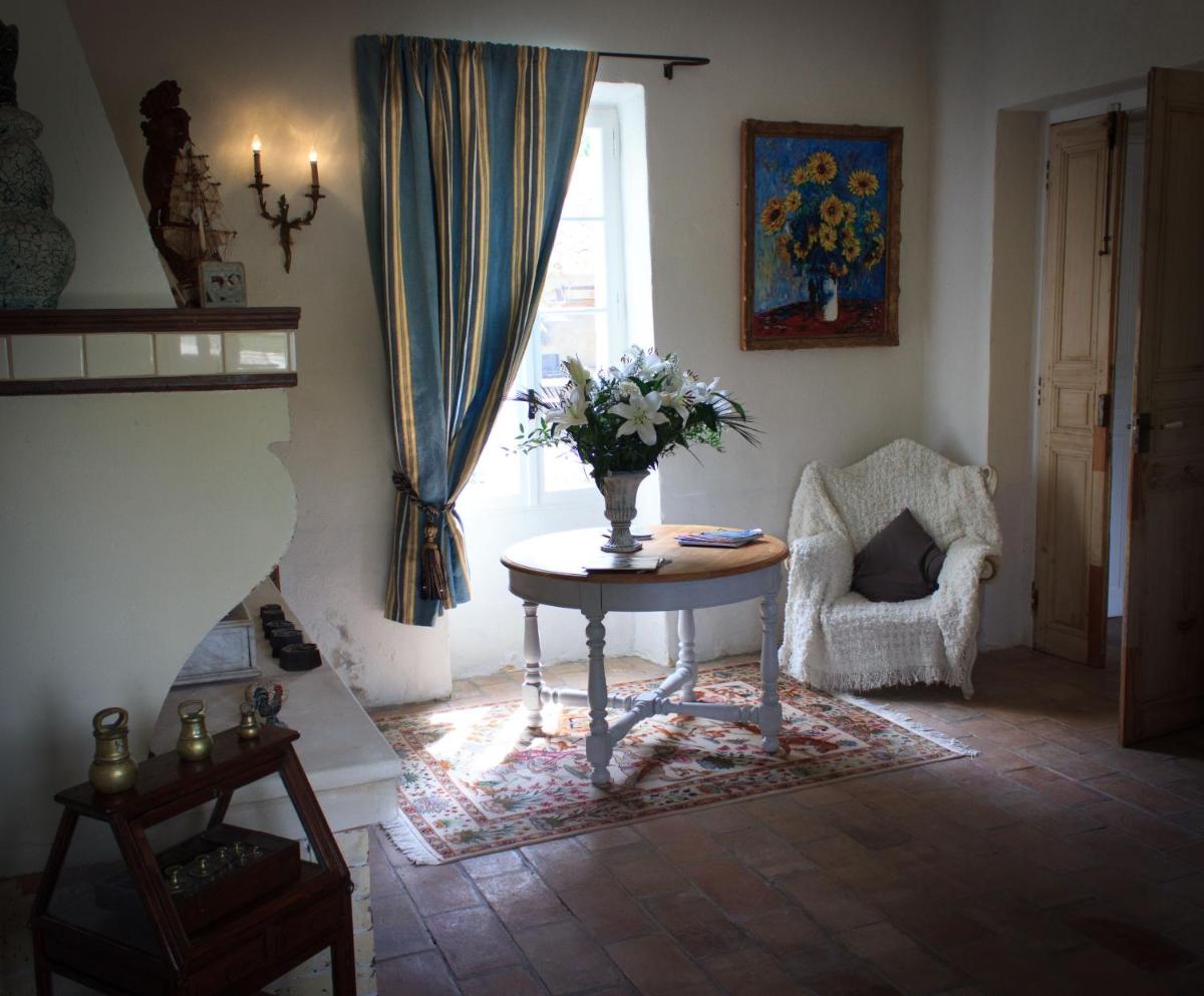 Coin salon dans l'établissement Les Carmes and spa