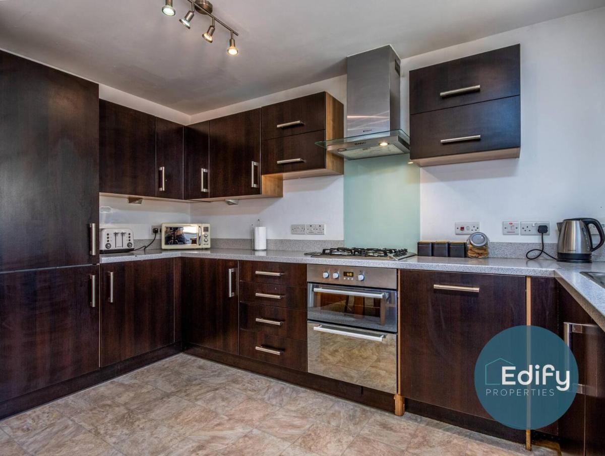 City Centre, Sleeps 8, Free Parking - Housity