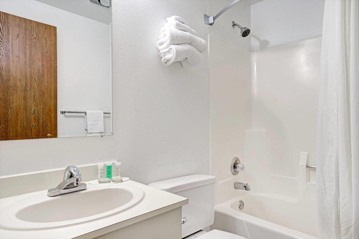 Super 8 by Wyndham Chaska - Housity