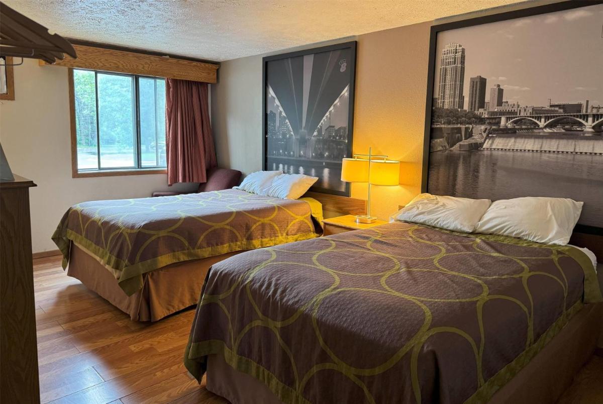 Super 8 by Wyndham Chaska - Housity