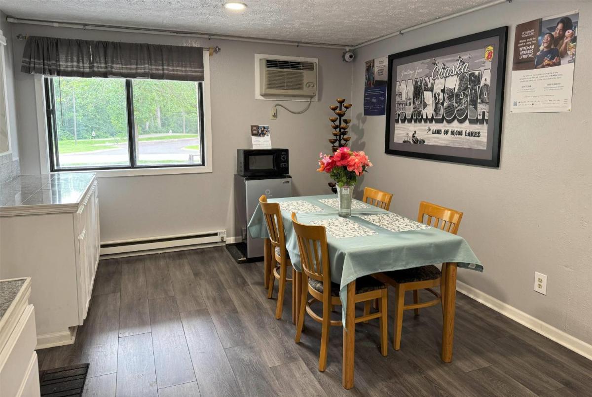 Super 8 by Wyndham Chaska - Housity