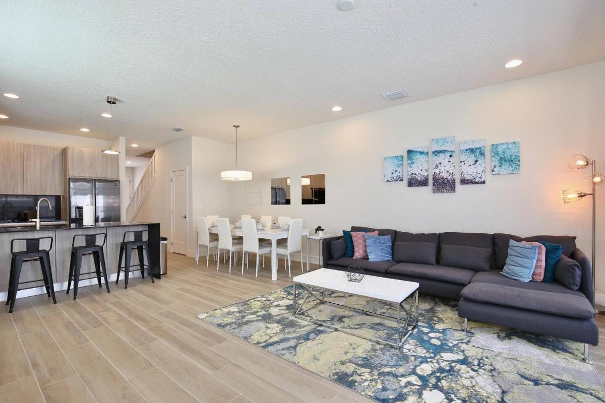 Great 4 Bedroom Townhouse In Hidden Forest, With Private Pool! - Housity