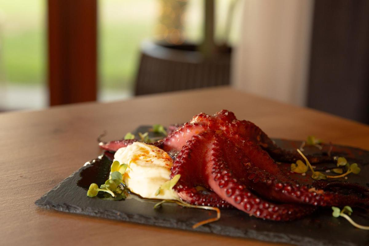 Comida en o cerca de este hotel