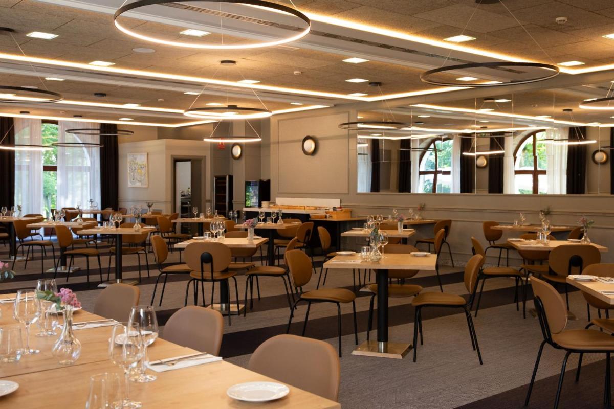 Un restaurante o sitio para comer en Iberik Gran Balneario de Guitiriz