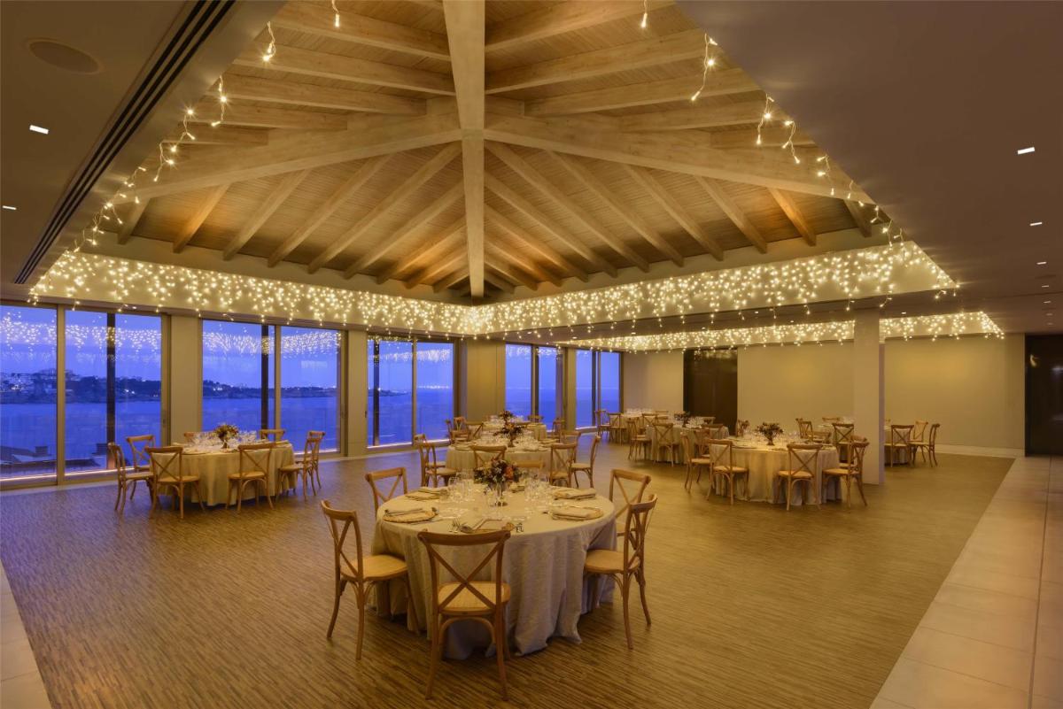 Un restaurante o sitio para comer en Barceló Illetas Albatros - Adults Only