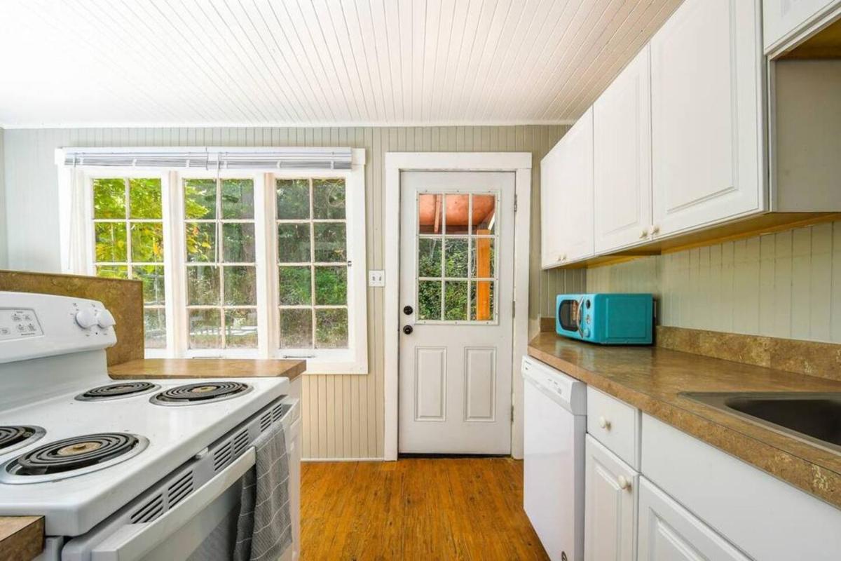 Adorable Cottage Among Trees Close To Everything - Housity