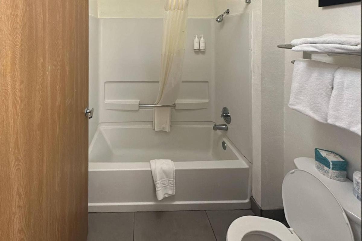 Country Inn & Suites by Radisson, Monterey Beachfront-Marina, CA - Housity