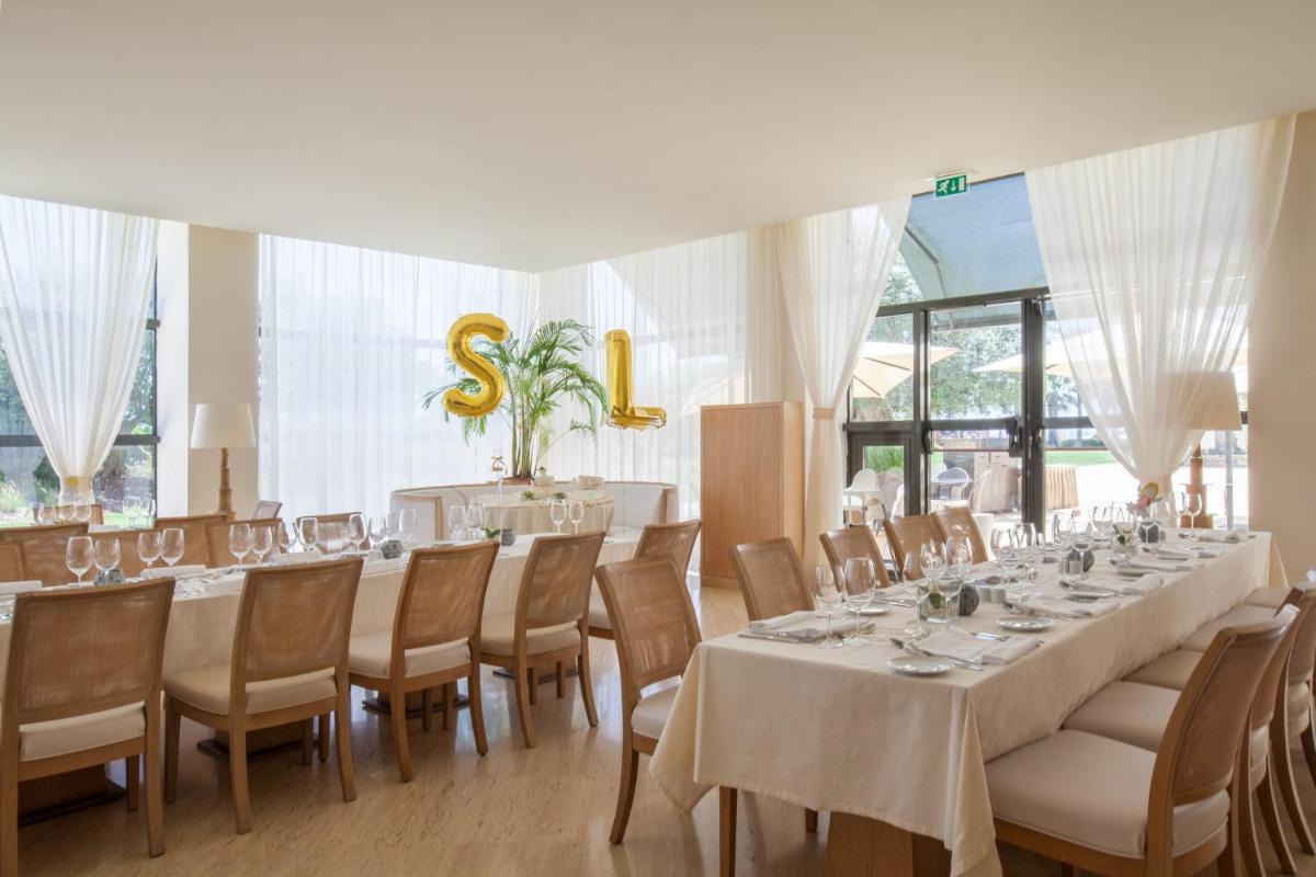 Um restaurante ou outro lugar para comer em Crowne Plaza Vilamoura - Algarve by IHG