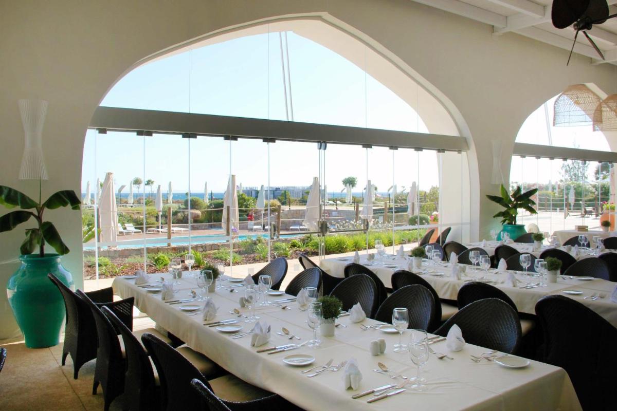 Um restaurante ou outro lugar para comer em Crowne Plaza Vilamoura - Algarve by IHG