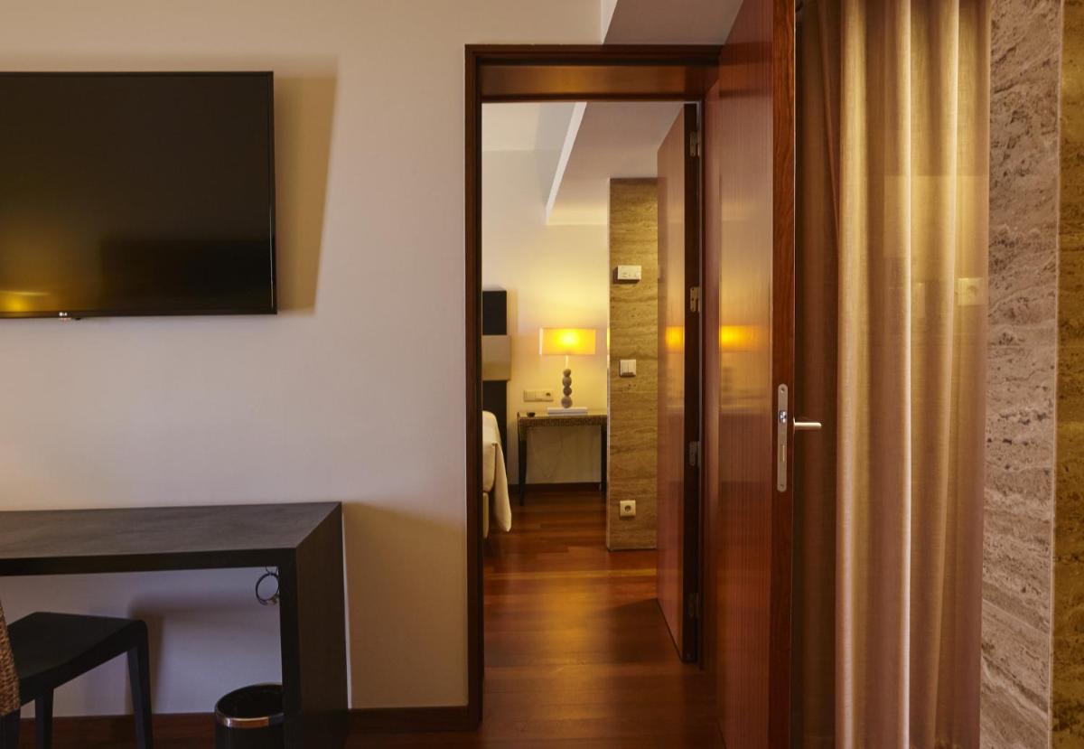 Uma televisão e/ou sistema de entretenimento em Crowne Plaza Vilamoura - Algarve by IHG