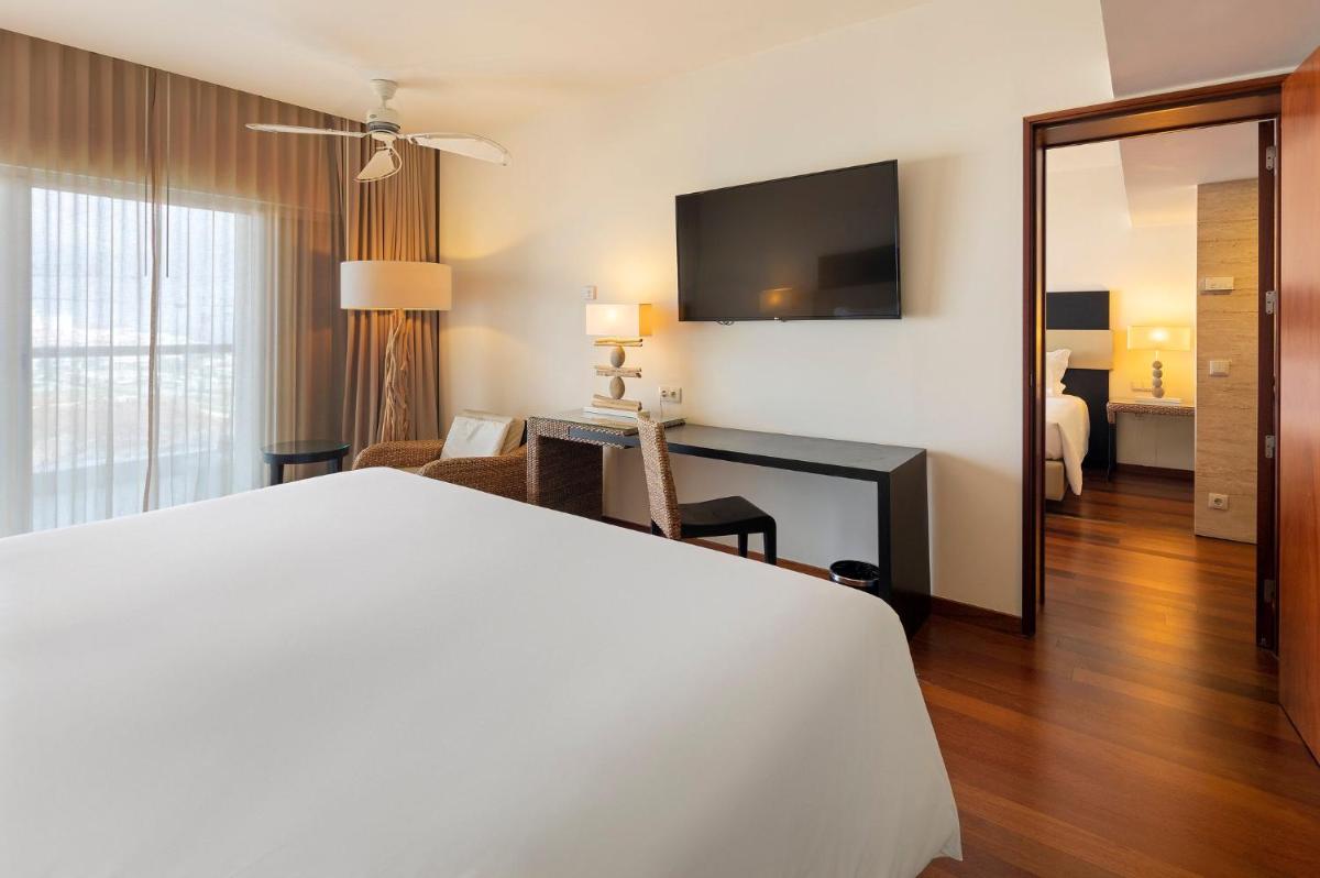 Uma cama ou camas num quarto em Crowne Plaza Vilamoura - Algarve by IHG
