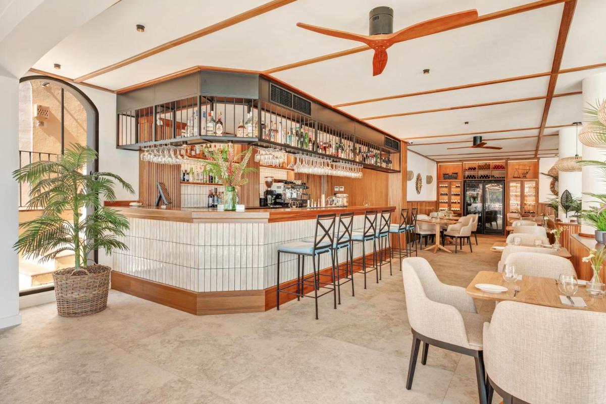 El salón o zona de bar de Bahia Suites Camp de Mar