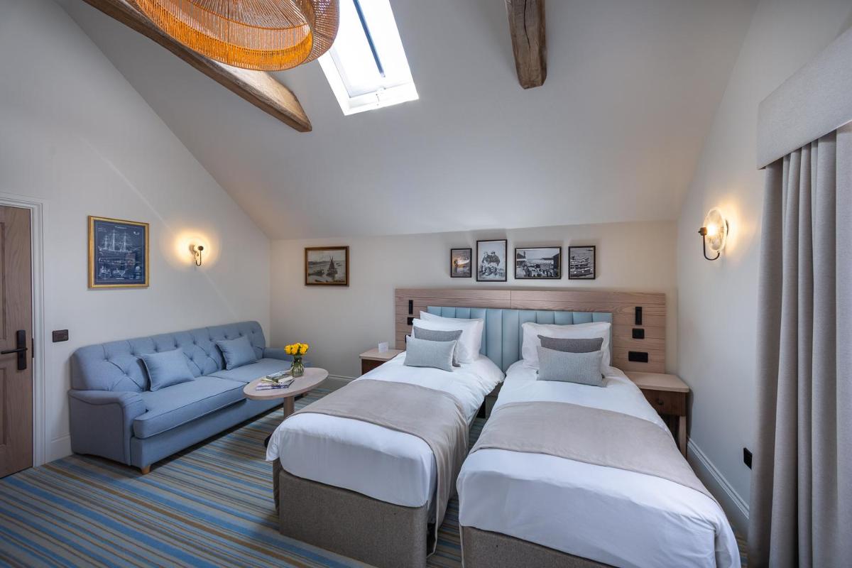 The Ship Hotel - Housity